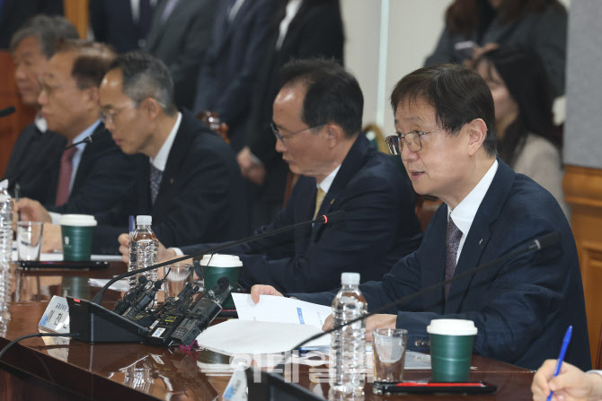 금융지주, 사외이사 17명 교체…경쟁사 CEO 영입, AI전문가 확충