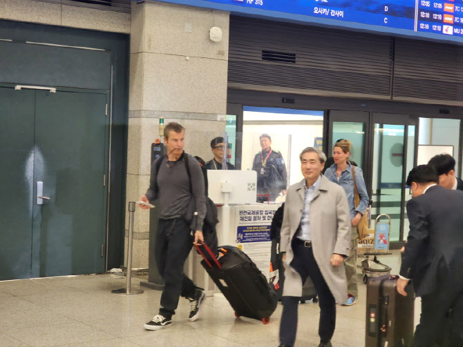 신현송 한은 총재 후보, 인천공항 입국…“엄중한 상황, 막중한 책임감”