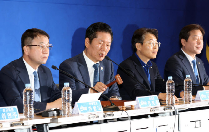 서울 최고위원회의 주재하는 정청래 대표                                                                                                                                                            