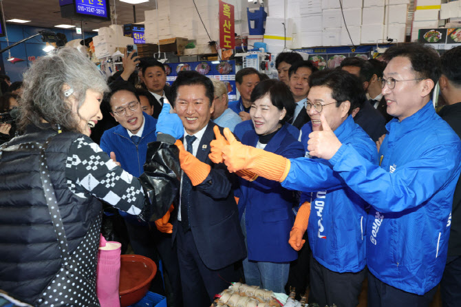 상인을 향해 엄지척!                                                                                                                                                                               