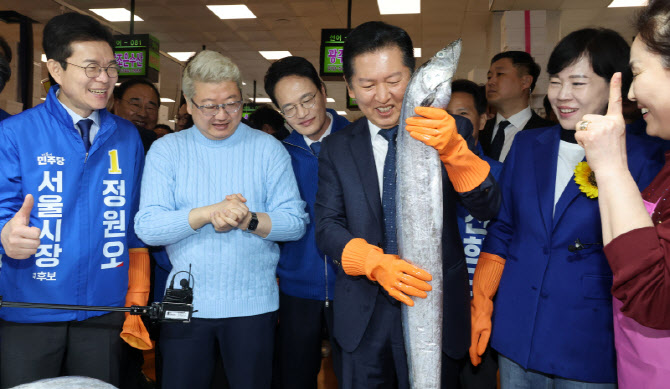 갈치 구매하는 정청래 대표와 서울시장 예비후보                                                                                                                                                     