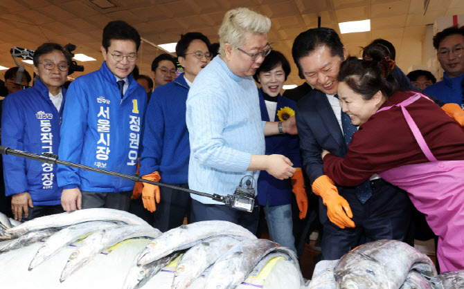 상인과 포옹하는 정청래 더불어민주당 대표                                                                                                                                                          