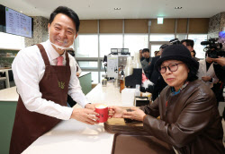 [포토]시니어카페 바리스타로 변신한 오세훈 서울시장                                                                                                                                                      