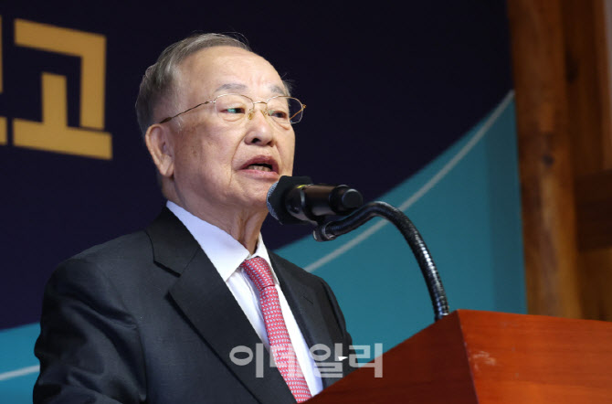 국회 사회적 대화 결과보고, '인사말하는 손경식 경총 회장'                                                                                                                                