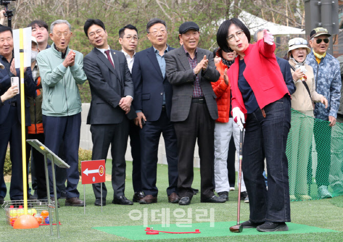  이수희 강동구청장, 파크골프 시타                                                                                                                                                                 