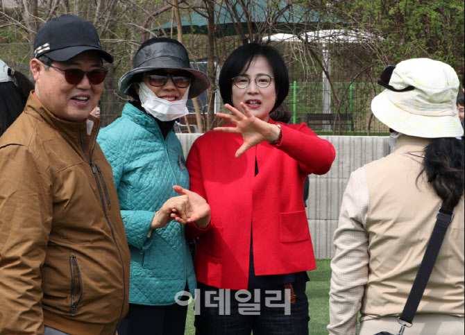  동호인들과 대화하는 이수희 강동구청장                                                                                                                                                            