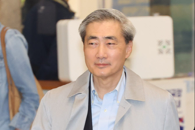 신현송 한은 총재 후보 韓입국…“엄중한 상황에 지명, 막중한 책임감”
