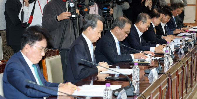 금융위원장 발언 경청하는 금융지주 회장들                                                                                                                                                          