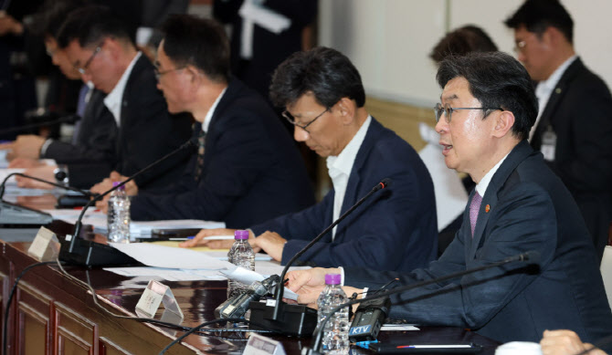 이억원 금융위원장, 중동상황 관련 금융권 간담회 주재                                                                                                                                               