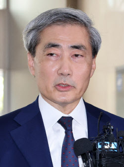 [포토]신현송 한국은행 총재 후보자, 첫 출근길                                                                                                                                                            