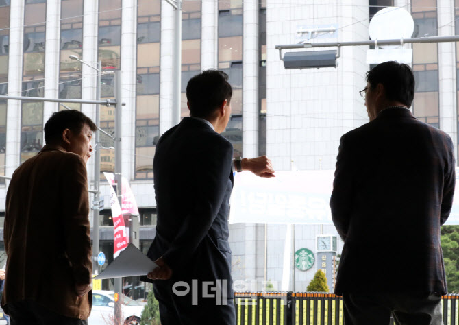  시계보는 오세훈 서울시장                                                                                                                                                                         