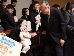 "입사 다음 날 출산"…부영그룹 회장은 1억을 줬을까