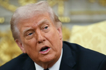 트럼프, 이란전 발빼나…"호르무즈 막혀도 군사작전 끝낼 의향 있어"