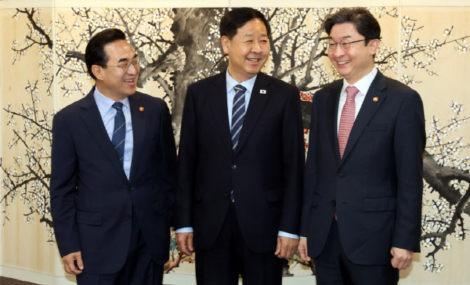 환담 나누는 박홍근-구윤철-이억원                                                                                                                                                                  