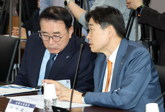 이야기 나누는 조용병 전국은행연합회장-이병래 손해보험협회 회장                                                                                                                                    