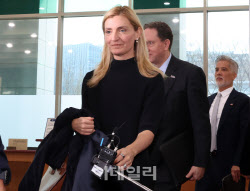 [포토]외교부 들어서는 세라 로저스 美 국무부 공공외교 담당 차관                                                                                                                                          