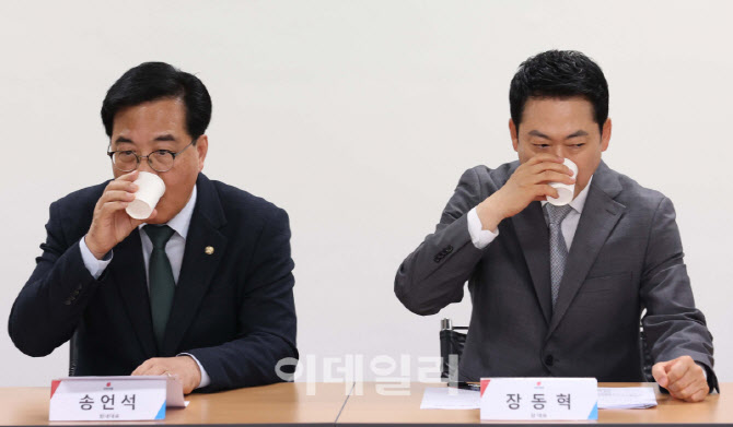 물 마시는 장동혁-송언석                                                                                                                                                                           