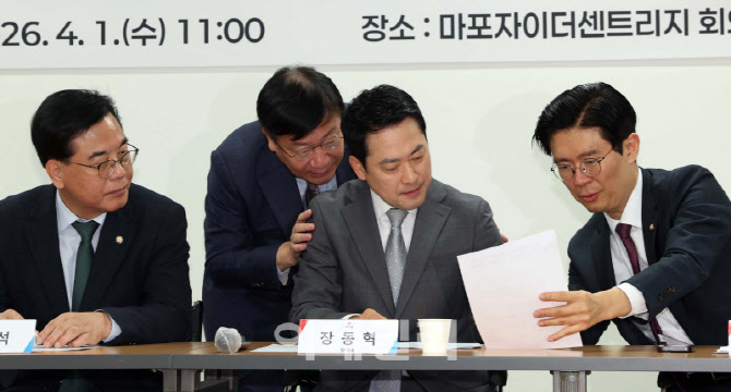 회의 자료 확인하는 국민의힘 지도부                                                                                                                                                                