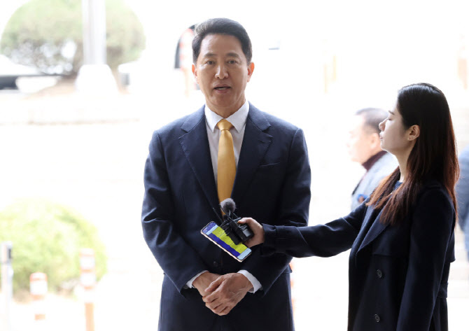 오세훈 서울시장, 여론조사 대납 의혹 공판 출석                                                                                                                                                     