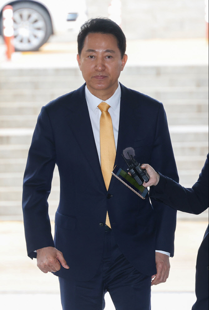 법정으로 이동하는 오세훈 서울시장                                                                                                                                                                 