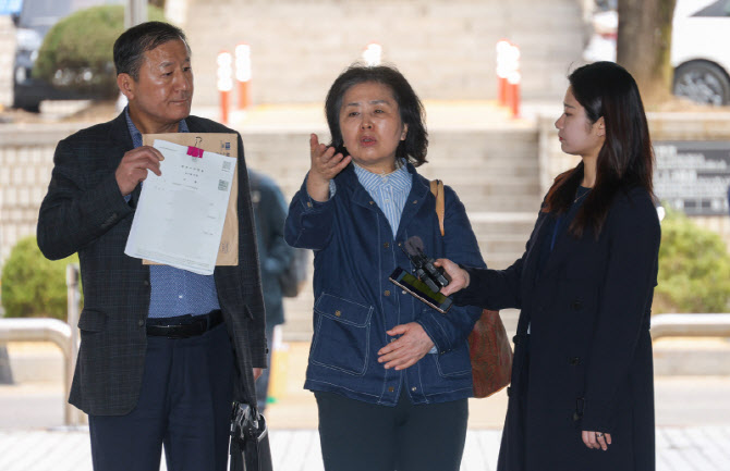 김영선 전 의원, 여론조사비 대납 의혹 관련 재판 증인 출석                                                                                                                                          