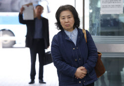 [포토]증인으로 공판 출석하는 김영선 전 의원                                                                                                                                                             