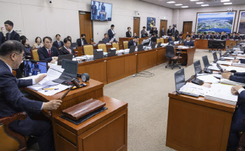 택시월급제 전국 시행 또 미룬다…국회, 2년 유예로 상임위 통과