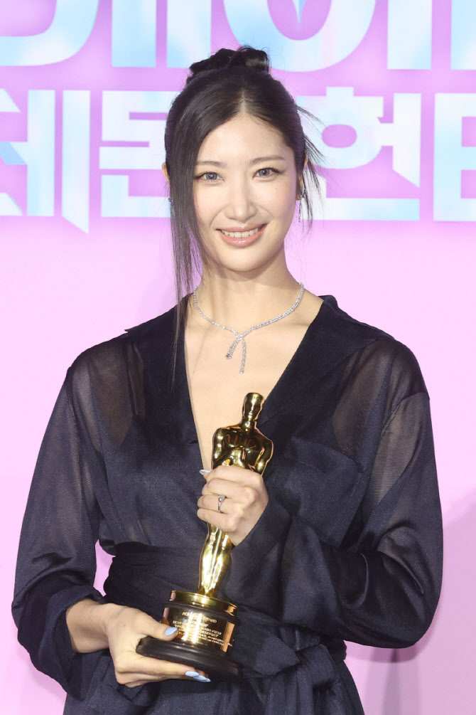 ‘케이팝 데몬 헌터스’ 이재, 오스카 트로피와 함께                                                                                                                                                 