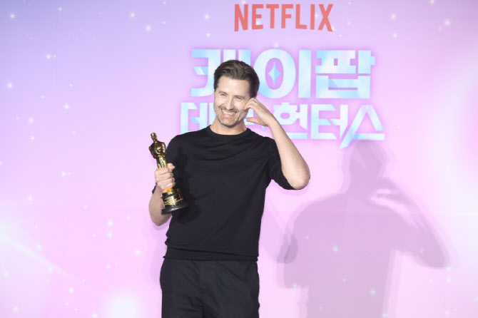 포즈 취하는 ‘케이팝 데몬 헌터스’ 크리스 애플한스 감독                                                                                                                                           