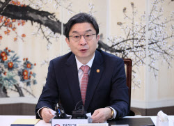 부동산 안 잡히면 더 센 규제 온다