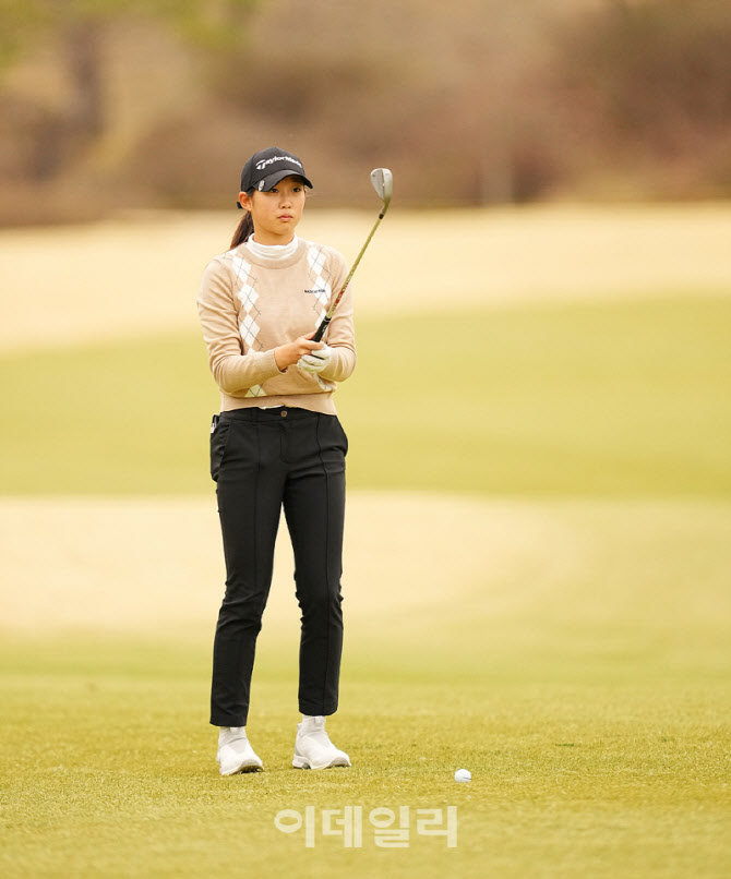 김서아,핀을 조준한다                                                                                                                                                                              