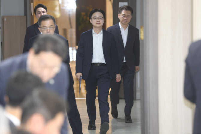 굳은 표정으로 회의 입장하는 김정관 장관                                                                                                                                                           