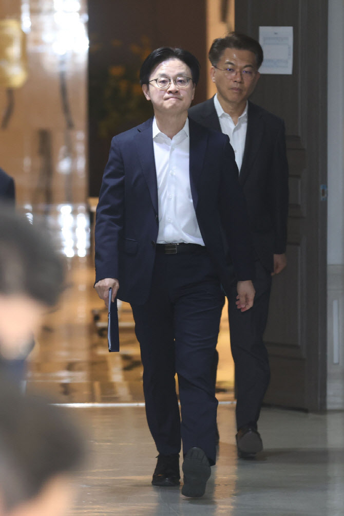 석화제품 수급상황 점검회의 입장하는 김정관 장관                                                                                                                                                   