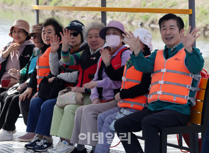  뗏목 체험하는 전성수 서초구청장                                                                                                                                                                  