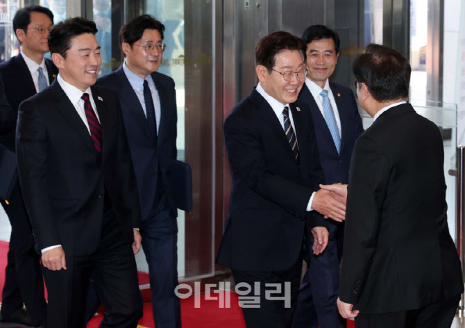 '국회 도착한 이재명 대통령'                                                                                                                                                             
