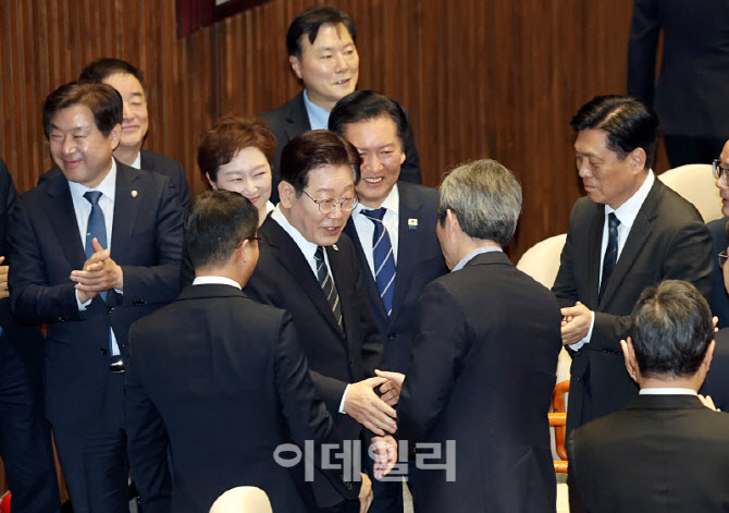 '여당 의원들과 인사하는 이재명 대통령'                                                                                                                                                  