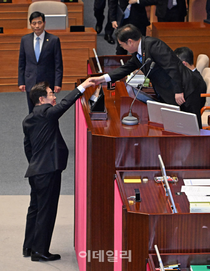 '인사 나누는 이재명-우원식'                                                                                                                                                             