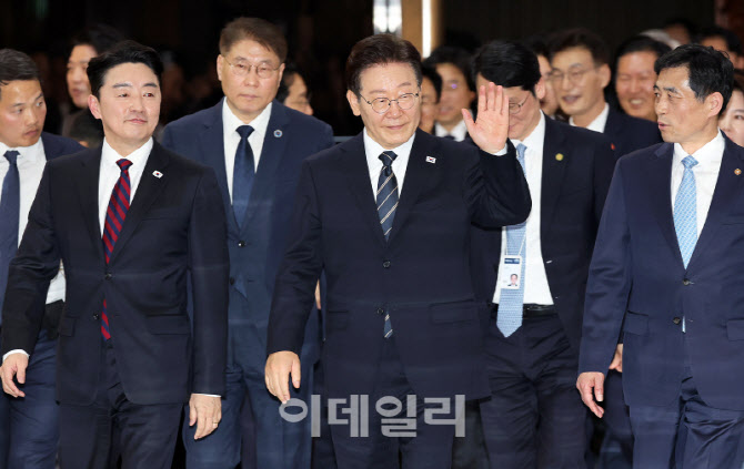 '시정연설 후 국회 나서는 이재명 대통령'                                                                                                                                                 