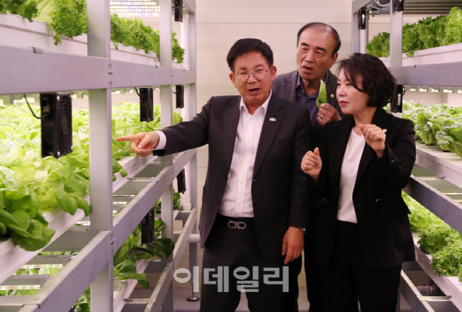  스마트팜 살펴보는 박강수 마포구청장                                                                                                                                                              