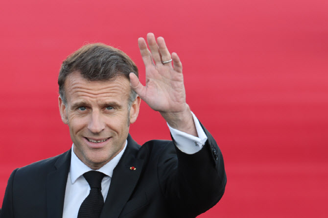 마크롱 “트럼프 품위 없어…호르무즈 무력 재개방 비현실적”