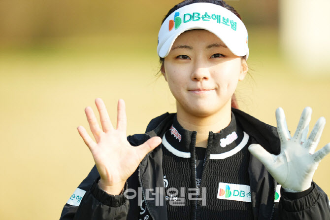 한아름,반가운 미소 두손 인사                                                                                                                                                                      