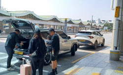 김포공항 앞 버스정류장에 늘어선 택시… 시민들 "사고날까 불안"[르포]