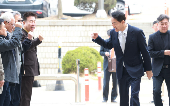 지지자들의 응원을 받는 오세훈 시장                                                                                                                                                                