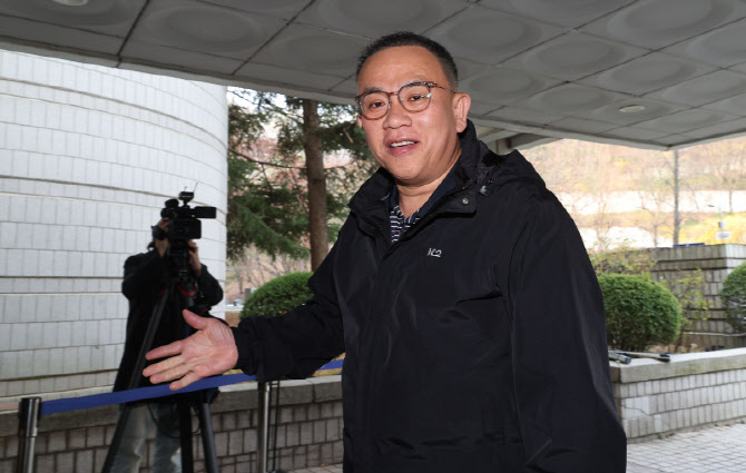 명태균, 미소 지으며 증인으로 공판 출석                                                                                                                                                            