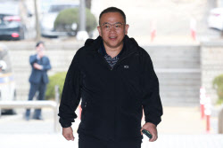 [포토]명태균, '정치자금법 위반 혐의 공판' 증인으로 출석                                                                                                                                       