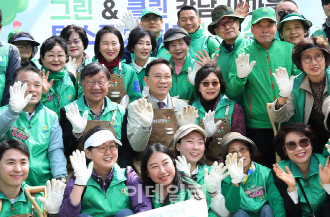  자원봉사자들과 기념촬영                                                                                                                                                                          