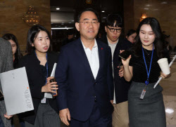 주호영, 컷오프 가처분 기각에 “깊은 유감…신중 결정할 것”