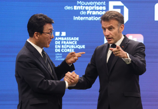 손 맞잡은 마크롱 대통령-김민석 총리                                                                                                                                                               