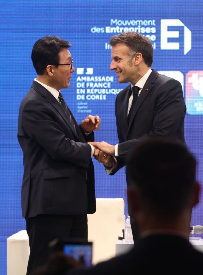 손 잡은 마크롱 대통령-김민석 총리                                                                                                                                                                 