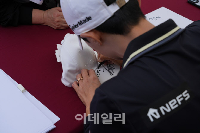 박성현,사인도 집중해요                                                                                                                                                                            